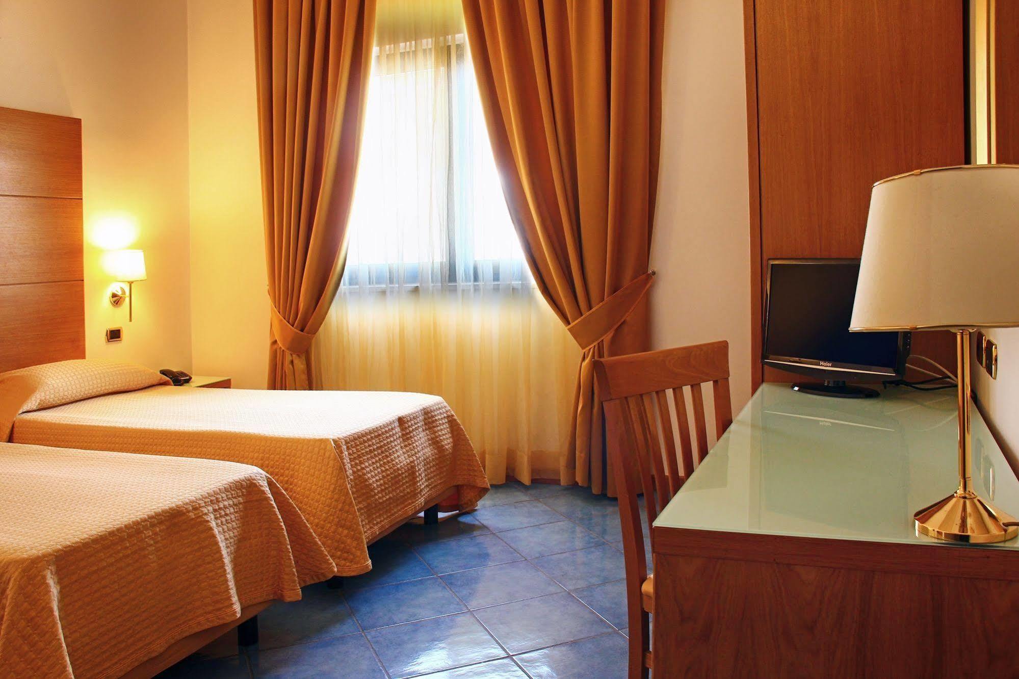 City Hotel Казорія Екстер'єр фото