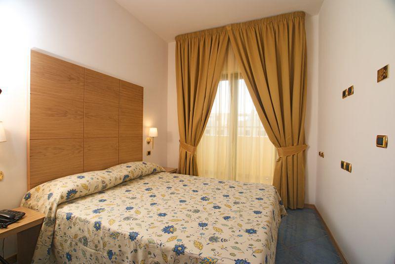 City Hotel Казорія Екстер'єр фото